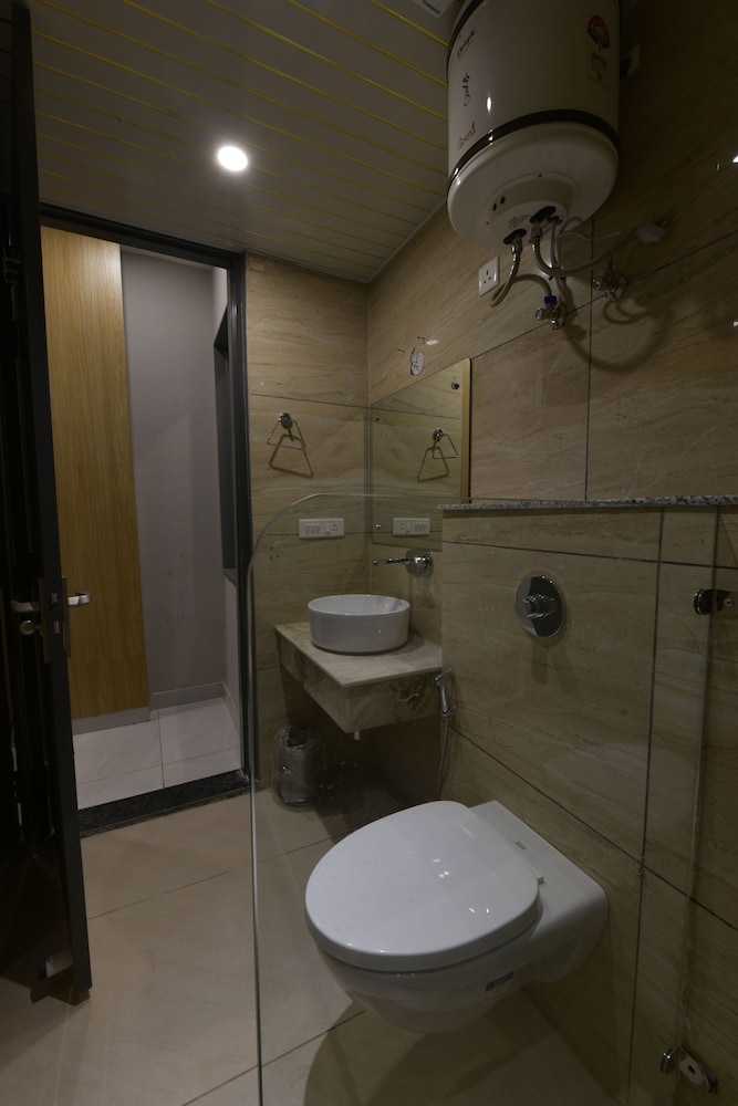 hotel adhiraja palace