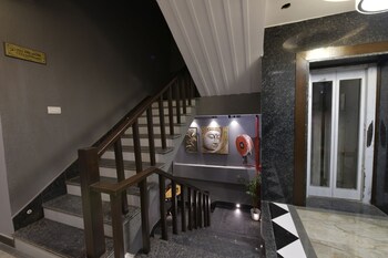 hotel adhiraja palace