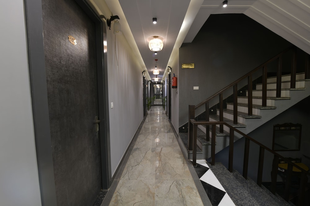 hotel adhiraja palace