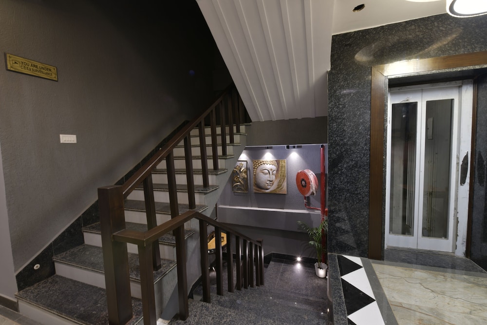 hotel adhiraja palace