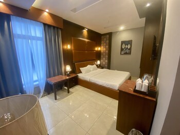 hotel adhiraja palace