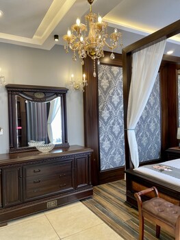 hotel adhiraja palace