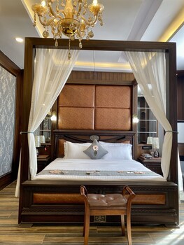 hotel adhiraja palace
