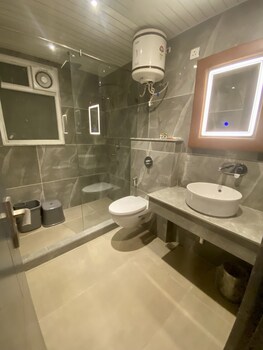hotel adhiraja palace