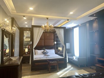 hotel adhiraja palace