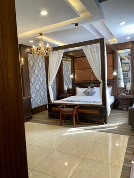 hotel adhiraja palace