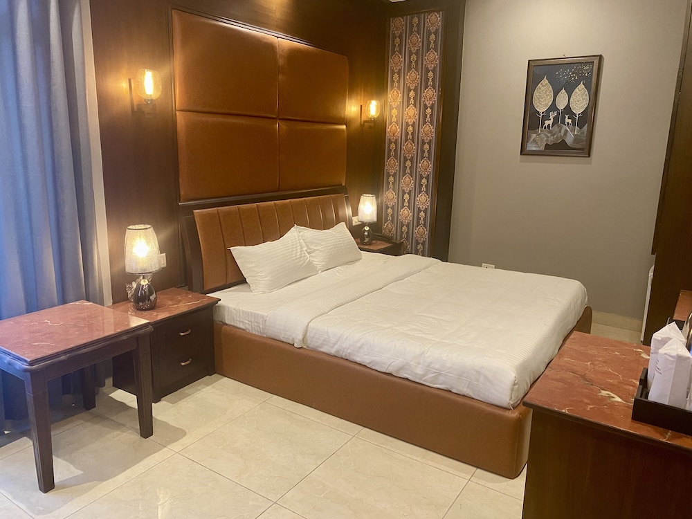 hotel adhiraja palace