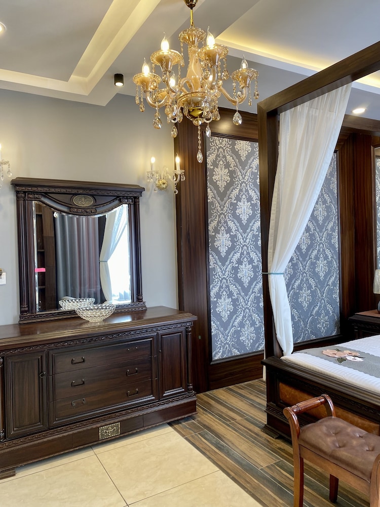 hotel adhiraja palace