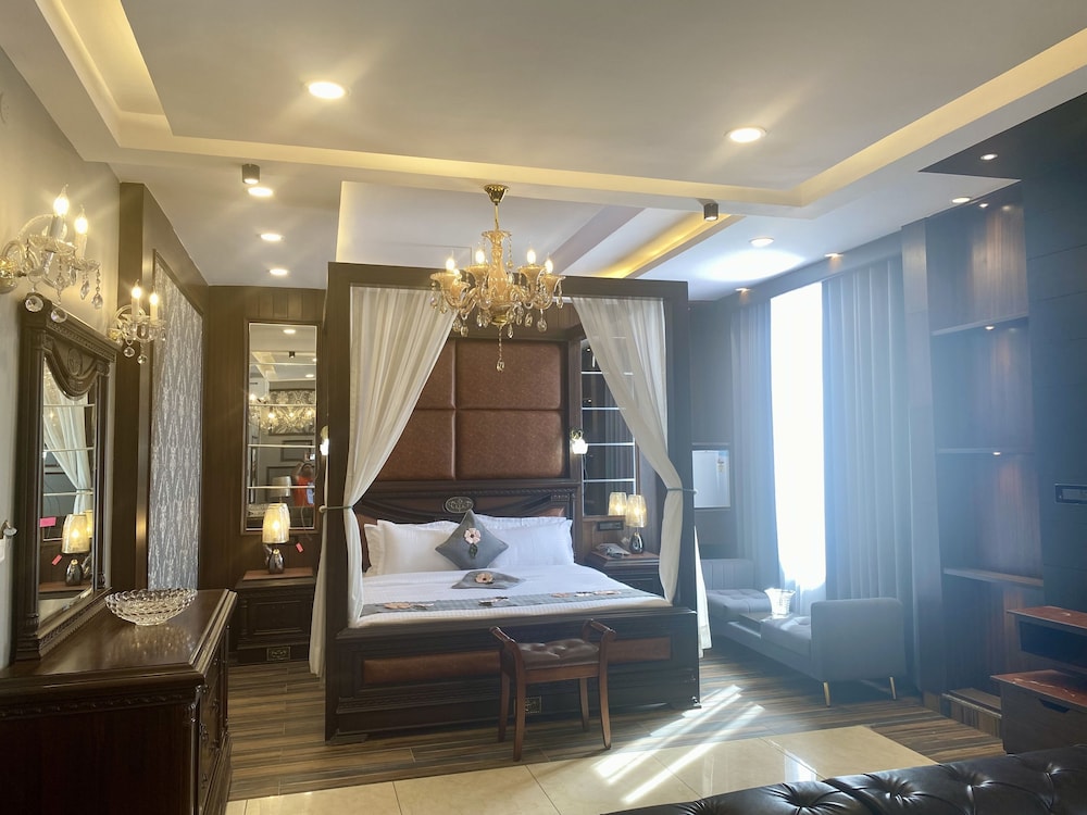 hotel adhiraja palace
