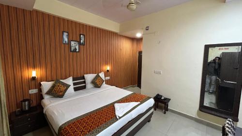 hotel sahu near kashi vishwanath temple gate