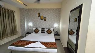 hotel sahu near kashi vishwanath temple gate