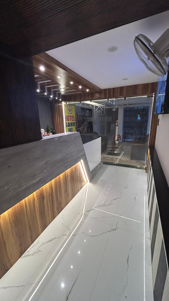 hotel sahu near kashi vishwanath temple gate