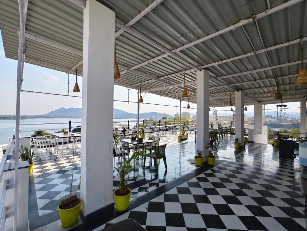 hotel lake star bistro