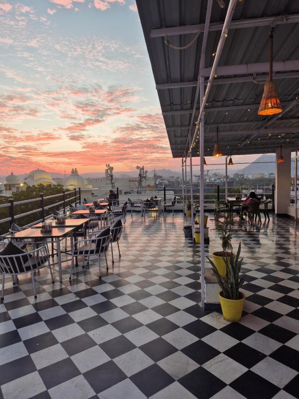 hotel lake star bistro