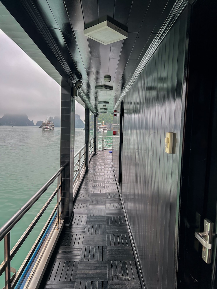 booze party cruise
