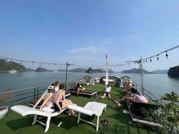 booze party cruise