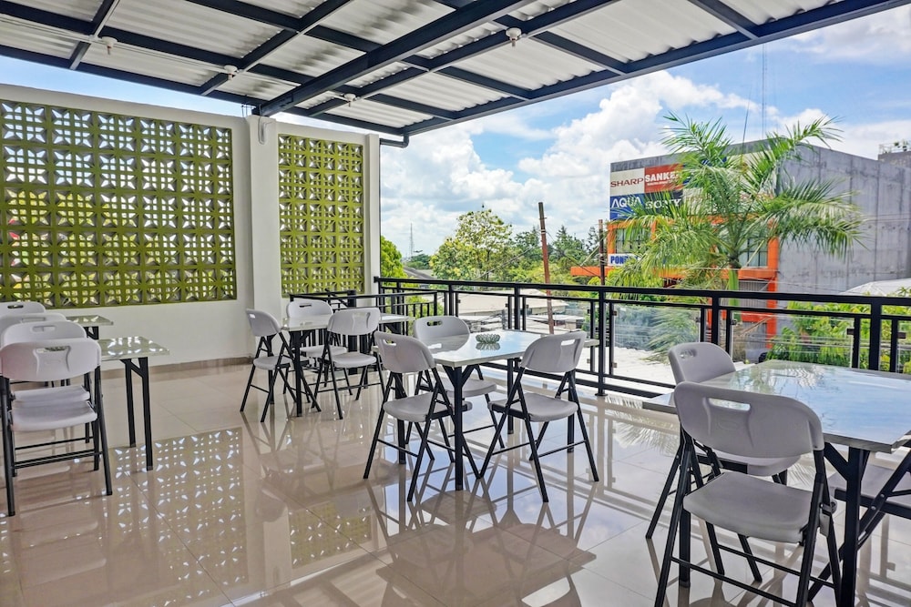 oyo 92518 de luna hotel