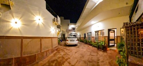 hotel kamal nearest to taj mahal