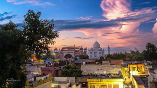 hotel kamal nearest to taj mahal