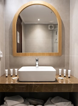 alexandra beach hotel