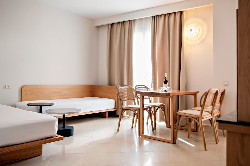 alexandra beach hotel