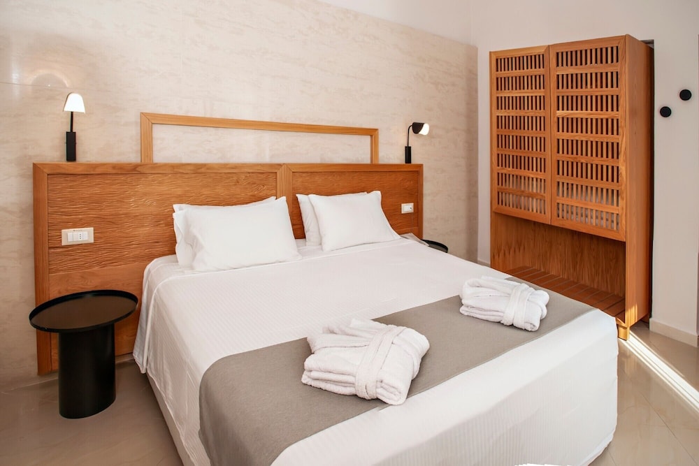 alexandra beach hotel