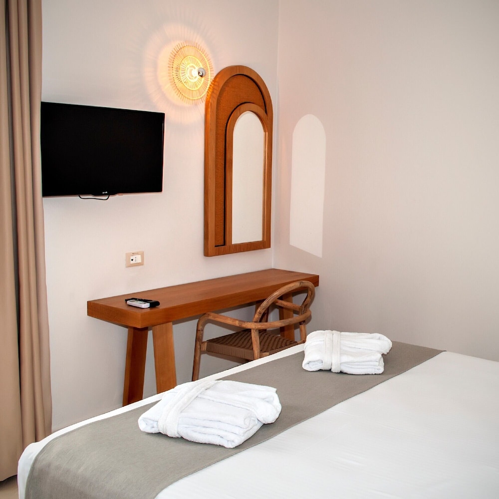 alexandra beach hotel