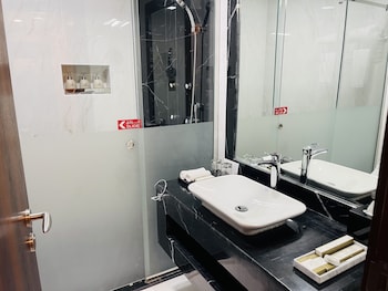 grand legacy hotel doha