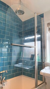 large 5 bedroom house terrace parking
