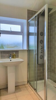 large 5 bedroom house terrace parking