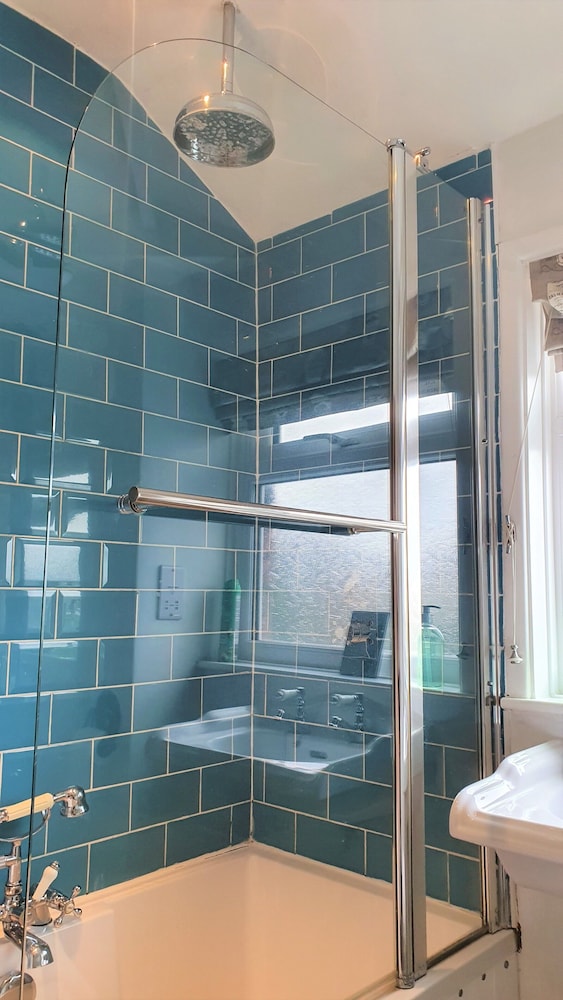 large 5 bedroom house terrace parking