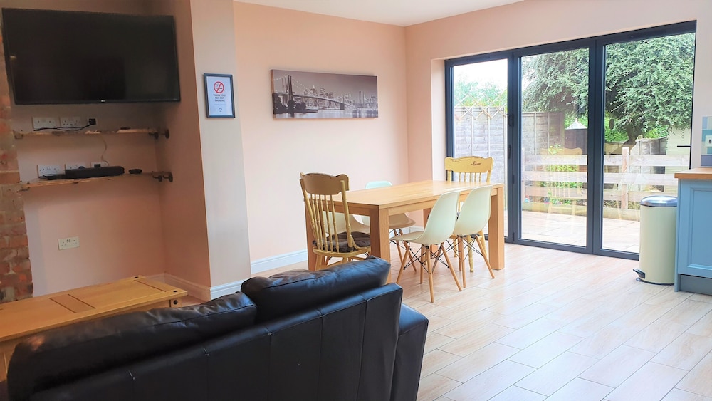 large 5 bedroom house terrace parking