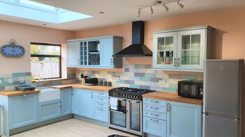 large 5 bedroom house terrace parking