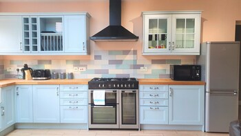 large 5 bedroom house terrace parking