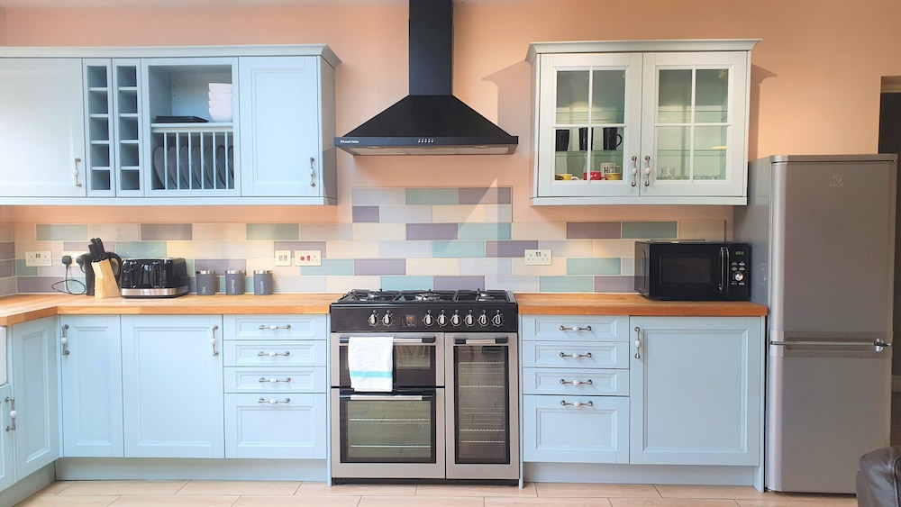large 5 bedroom house terrace parking