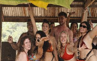 mad monkey vang vieng