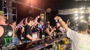 mad monkey vang vieng