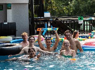mad monkey vang vieng