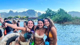 mad monkey vang vieng