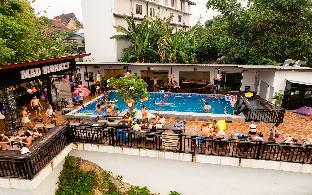 mad monkey vang vieng