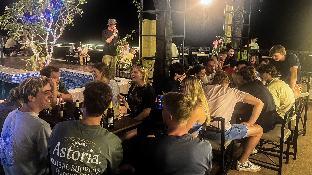 mad monkey vang vieng