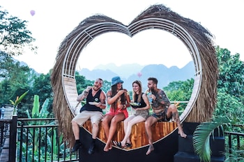 mad monkey vang vieng