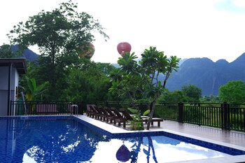 mad monkey vang vieng