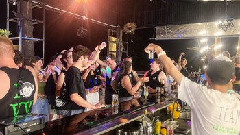 mad monkey vang vieng