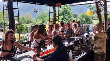 mad monkey vang vieng