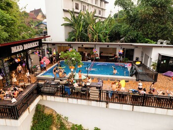 mad monkey vang vieng