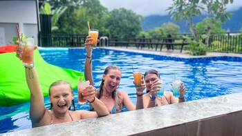 mad monkey vang vieng