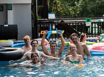 mad monkey vang vieng