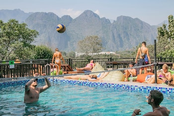 mad monkey vang vieng
