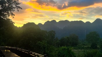 mad monkey vang vieng